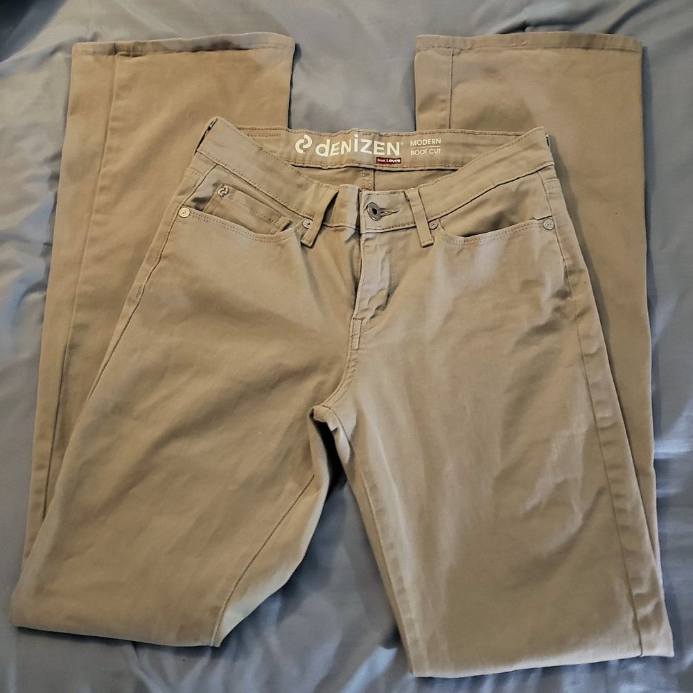 Levi Jeans. Size 4. EUC. 28X32